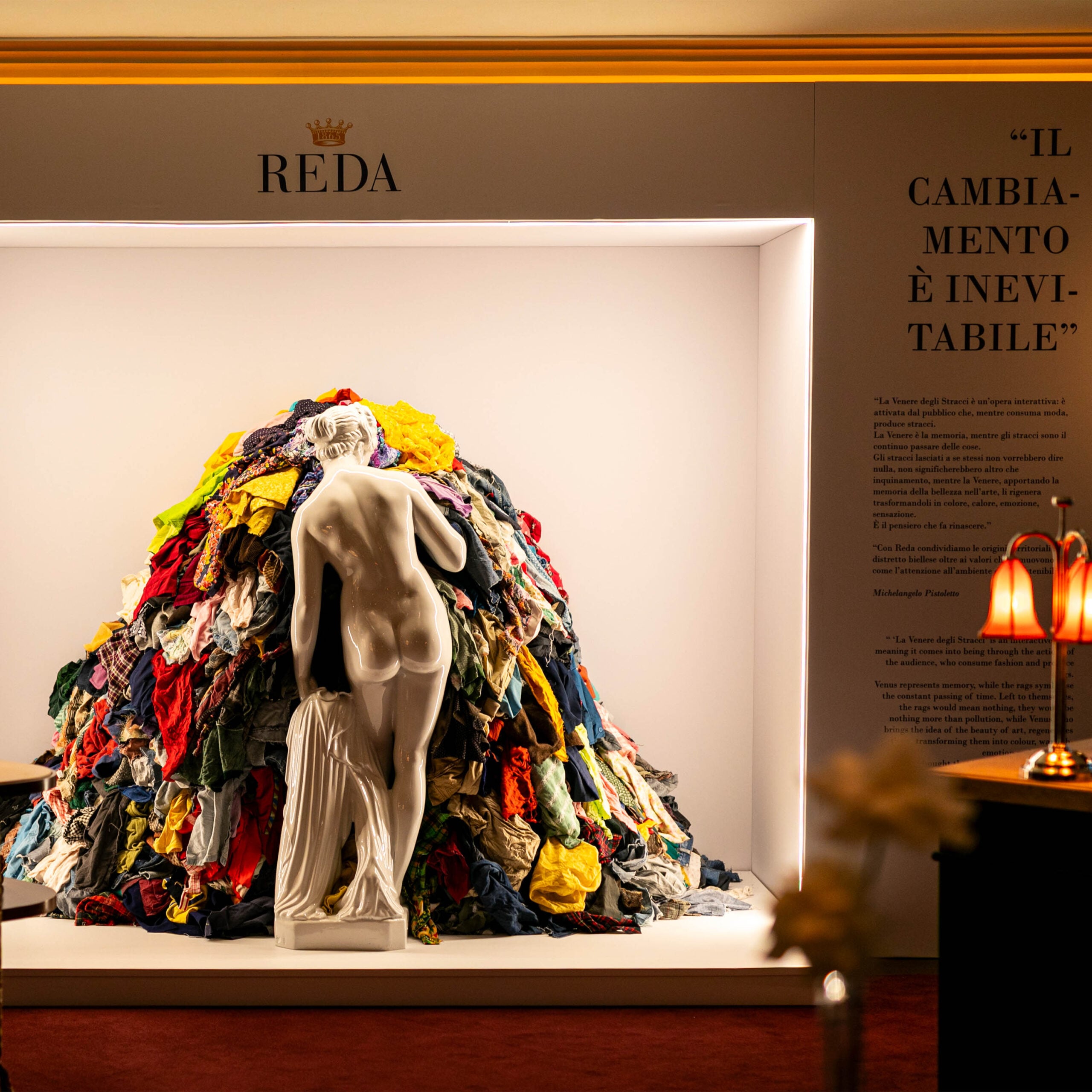 Venus statue facing a heap of colorful rags in a Reda installation: “Il cambiamento è inevitabile”